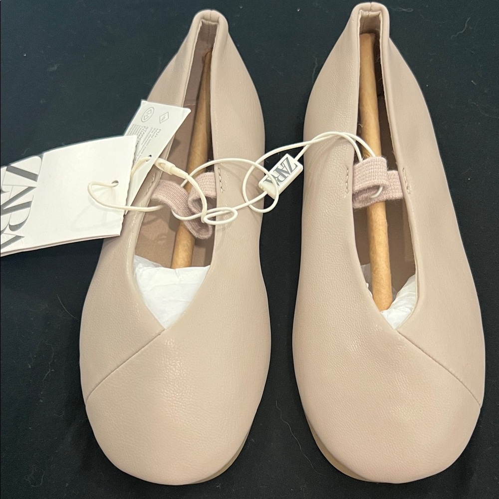 Zara girls Grey/Beige Leather Flats-size 25